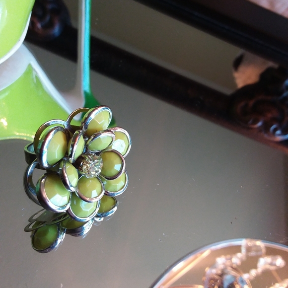 SOLD Flower ring with light green gemstone centered - Picture 3 of 5